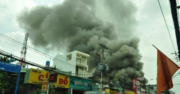 TP HCM: Cháy garare ô tô, tài sản bị thiêu rụi