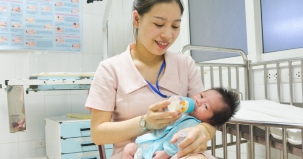 Nghệ An: Bé gái kháu khỉnh bị mẹ bỏ rơi ở bệnh viện