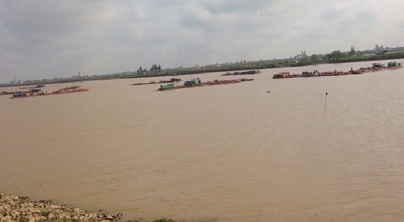 Thái Bình: Tàu khai thác cát trái phép trên sông Hồng bị xử phạt hơn 18 triệu đồng