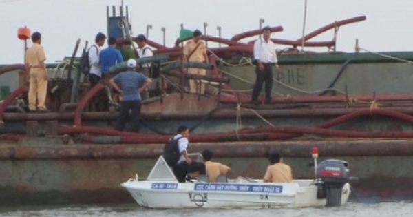Hà Nội: Bắt giữ nhiều tàu khai thác cát trái phép