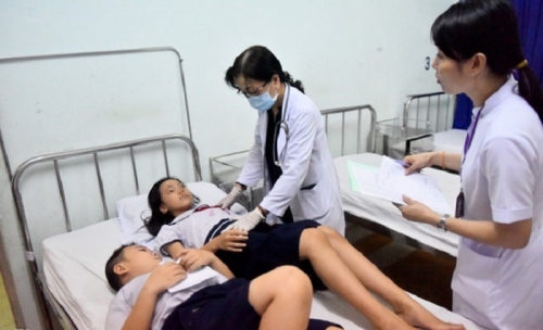 Học sinh Trường tiểu học Trần Quang Khải (quận 1) bị ngộ độc tập thể. Ảnh: Zing.vn