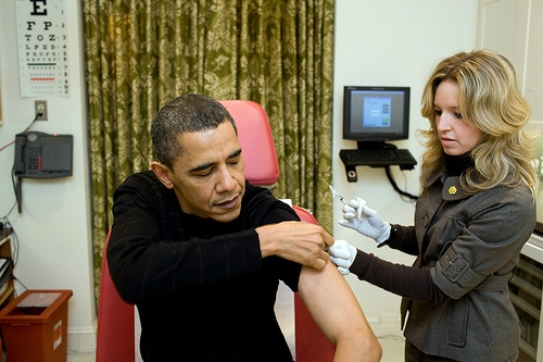 Một y t&aacute; thuộc Đơn vị Y tế Nh&agrave; Trắng ti&ecirc;m cho Tổng thống Obama. (Ảnh:&nbsp;Nh&agrave; Trắng)