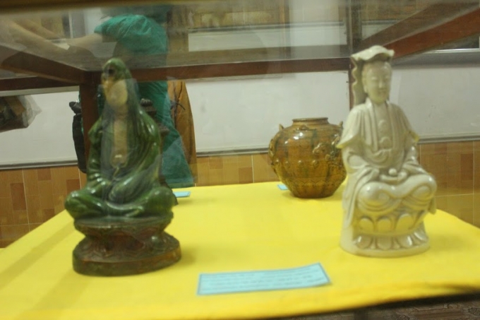 Tượng Phật quan thế &acirc;m bồ t&aacute;t thế kỷ 19 bằng gốm.