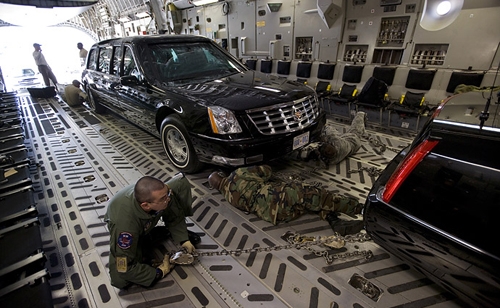 Chiếc xe được vận chuyển tr&ecirc;n chuy&ecirc;n cơ của Tổng thống Obama. (Nguồn: Internet)