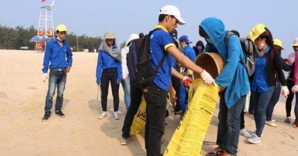 Tuổi trẻ Huế chung tay làm sạch bãi biển Thuận An