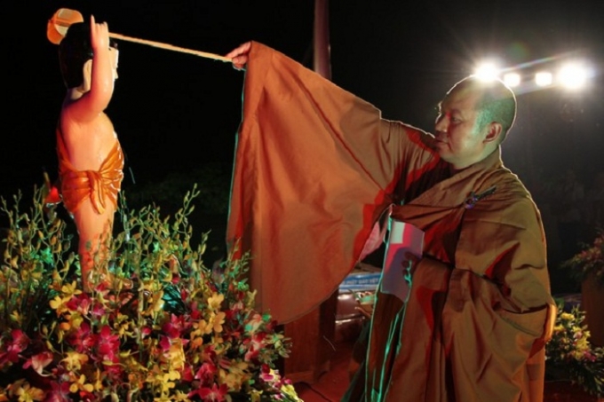 H&agrave;ng ngh&igrave;n người n&ocirc; nức k&iacute;nh mừng đại lễ Phật đản tại Điện Bi&ecirc;n