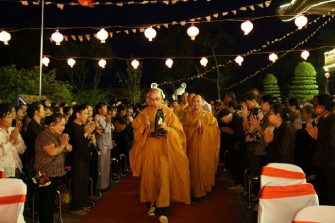 H&agrave;ng ngh&igrave;n người n&ocirc; nức k&iacute;nh mừng đại lễ Phật đản tại Điện Bi&ecirc;n