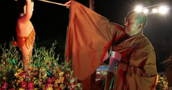 Hàng nghìn người nô nức kính mừng đại lễ Phật đản tại Điện Biên