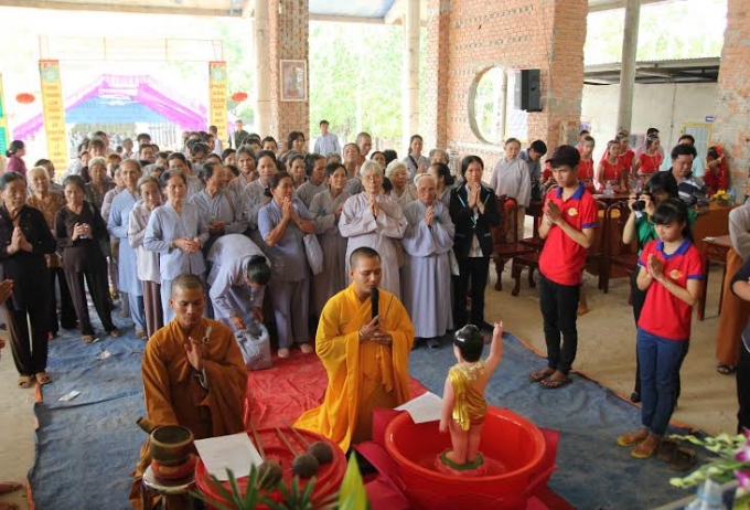 Tiến h&agrave;nh nghi thức tụng kinh kh&aacute;nh đản, hướng dẫn Phật tử tắm Phật.