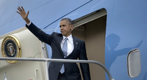 Tổng thống Obama tr&ecirc;n chuy&ecirc;n cơ Air Force One (Ảnh: AFP).