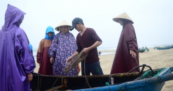Quảng Bình: Lốc xoáy kèm mưa to đánh chìm nhiều tàu cá của ngư dân trên biển
