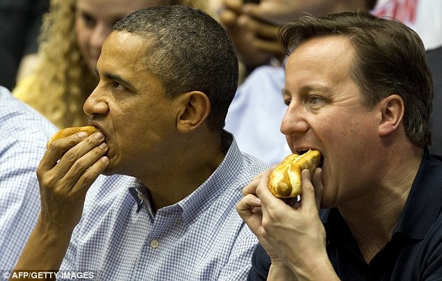 Tổng thống Mỹ Barack Obama thưởng thức b&aacute;nh mỳ kẹp thịt c&ugrave;ng Thủ tướng Anh David Cameron hồi th&aacute;ng 3/2012.
