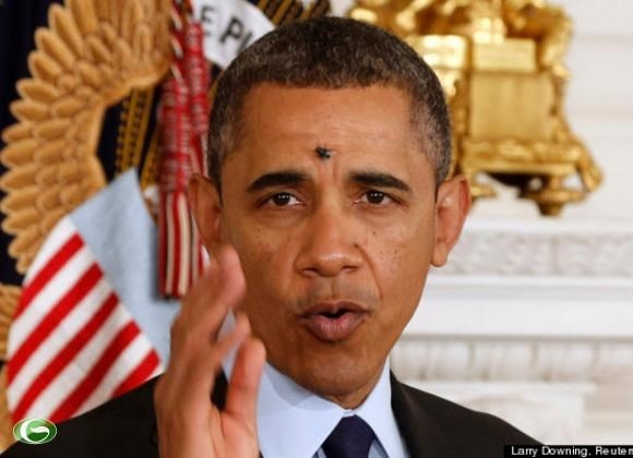 Một ch&uacute; ruồi đậu ngay giữa tr&aacute;n &ocirc;ng Obama khi &ocirc;ng đang ph&aacute;t biểu tại Nh&agrave; Trắng v&agrave;o th&aacute;ng 1/2013.