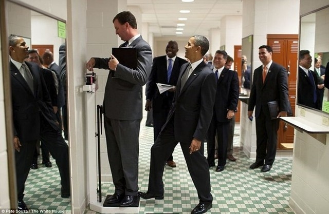 Tổng thống Obama tr&ecirc;u Gi&aacute;m đốc Nh&agrave; Trắng Marvin Nicholson bằng c&aacute;ch b&iacute; mật dẫm l&ecirc;n b&agrave;n c&acirc;n của &ocirc;ng n&agrave;y.
