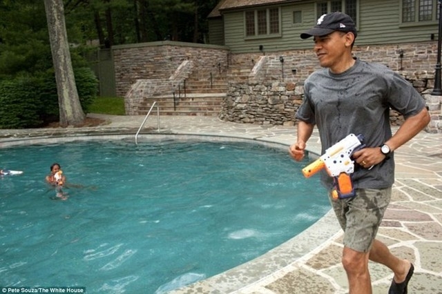Tổng thống Obama tham gia cuộc chiến s&uacute;ng nước với con g&aacute;i Sasha trong lễ kỷ niệm sinh nhật lần thứ 10 của c&ocirc; b&eacute; tại Trại David ở Maryland.