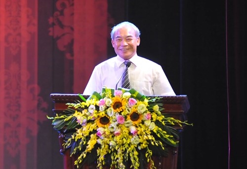 &Ocirc;ng Nguyễn Vinh Hiển - Thứ trưởng Bộ GD&amp;amp;amp;ĐT ph&aacute;t biểu tại lễ trao giải.