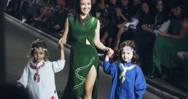 Hồng Nhung và 2 thiên thần nhỏ trình diễn catwalk trong Tuần Lễ thời trang nhà thiết kế Việt Nam