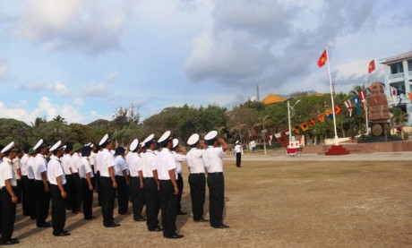 Lễ ch&agrave;o cờ trước giờ bầu cử tr&ecirc;n đảo Song Tử T&acirc;y (Ảnh: Tiến Long).
