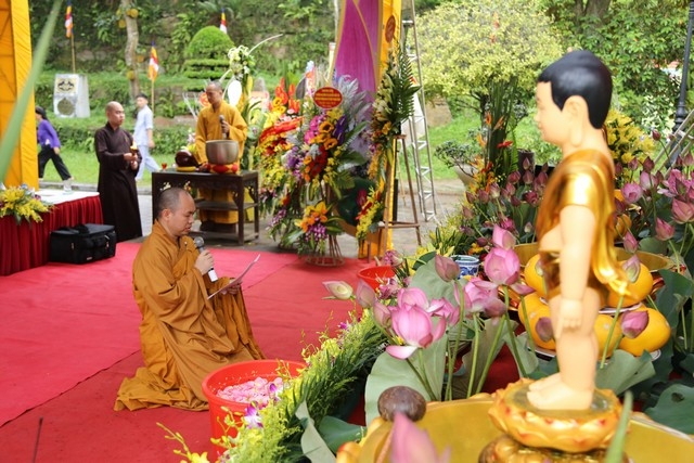 Đại lễ k&iacute;nh mừng Phật đản được tổ chức trong kh&ocirc;ng kh&iacute; trang nghi&ecirc;m, th&agrave;n k&iacute;nh.