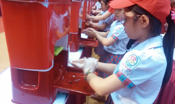 Học sinh H&agrave; Nội tr&igrave;nh diễn rửa tay trong chiến dịch.