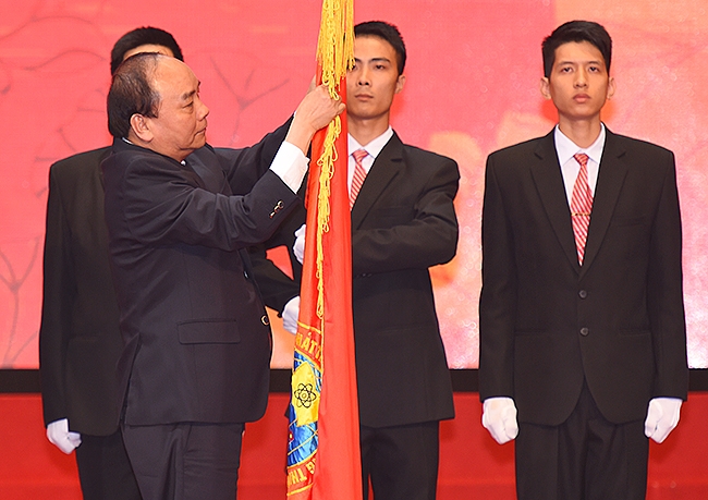 Thủ tướng Ch&iacute;nhh phủ Nguyễn Xu&acirc;n Ph&uacute;c đ&atilde; trao Hu&acirc;n chương Hồ Ch&iacute; Minh cho ng&agrave;nh C&ocirc;ng Thương.