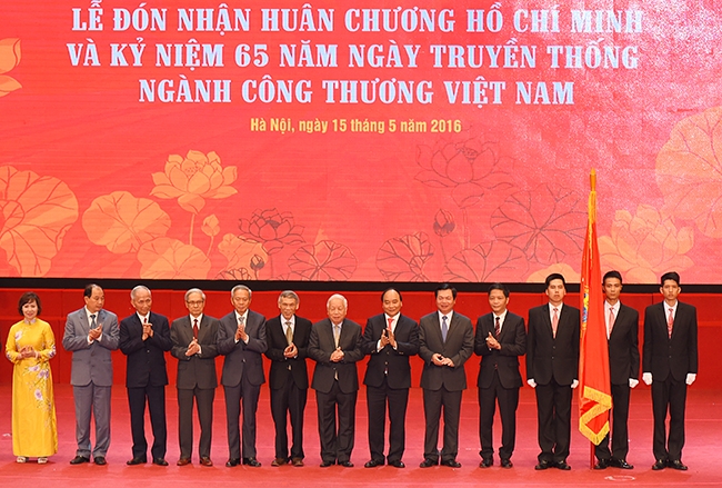 Thủ tướng Nguyễn Xu&acirc;n Ph&uacute;c chụp ảnh lưu nhiệm c&ugrave;ng với l&atilde;nh đạo ng&agrave;nh C&ocirc;ng thương tại buổi lễ.