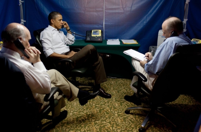 Tổng thống Mỹ Barack Obama c&ugrave;ng c&aacute;c quan chức thảo luận về t&igrave;nh h&igrave;nh kh&ocirc;ng k&iacute;ch tại Libya năm 2011, trong chiếc lều an ninh, dựng tại kh&aacute;ch sạn ở Brazil (Ảnh: NYT).