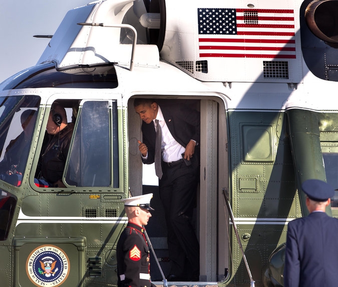 Tổng thống Barack Obama bước ra khỏi chiếc trực thăng Marine One. &Ocirc;ng Obama sử dụng điện thoại BlackBerry được m&atilde; h&oacute;a để chống nghe l&eacute;n (Ảnh: NYT).