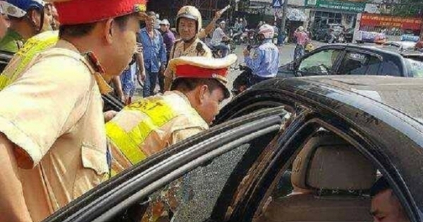 Hà Nội: CSGT phá cửa xế hộp giải cứu tài xế bất tỉnh trong xe