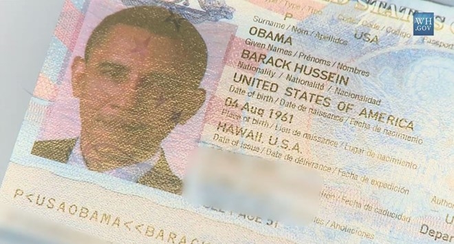 Hộ chiếu của &ocirc;ng Obama cũng giống như hộ chiếu của c&aacute;c c&ocirc;ng d&acirc;n kh&aacute;c, ngoại trừ d&ograve;ng chữ: &ldquo;Người mang hộ chiếu n&agrave;y l&agrave; Tổng thống Mỹ&rdquo;.