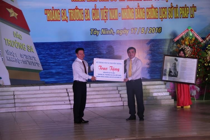 Thứ trưởng Bộ TT&amp;amp;amp;TT Nguyễn Minh Hồng (phải) dự khai mạc triển l&atilde;m v&agrave; trao tặng bản đồ, tư liệu chủ quyền cho tỉnh T&acirc;y Ninh.
