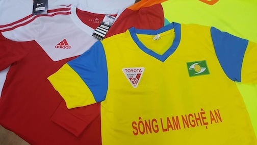 Trang phục thi đấu d&agrave;nh cho c&aacute;c cầu thủ của 4 đội b&oacute;ng tham dự c&uacute;p Tứ h&ugrave;ng th&aacute;ng 5 do VNA Sports t&agrave;i trợ.