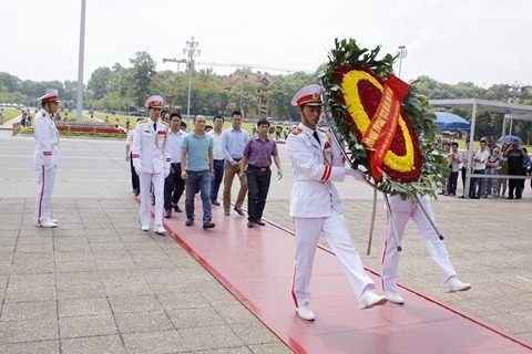 Ban tổ chức C&uacute;p b&oacute;ng đ&aacute; Tứ h&ugrave;ng th&aacute;ng 5 d&acirc;ng hương, viếng Lăng B&aacute;c trước khi v&agrave;o giải.