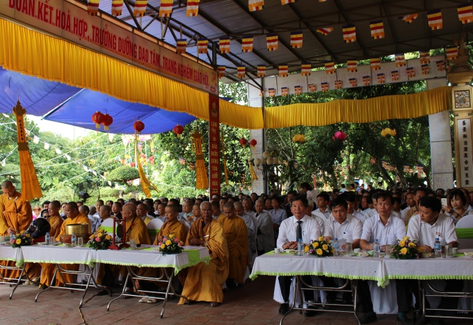 Hơn 1.000 tăng ni, phật tử v&agrave; người d&acirc;n tham dự Đại lễ Phật đản 2560.
