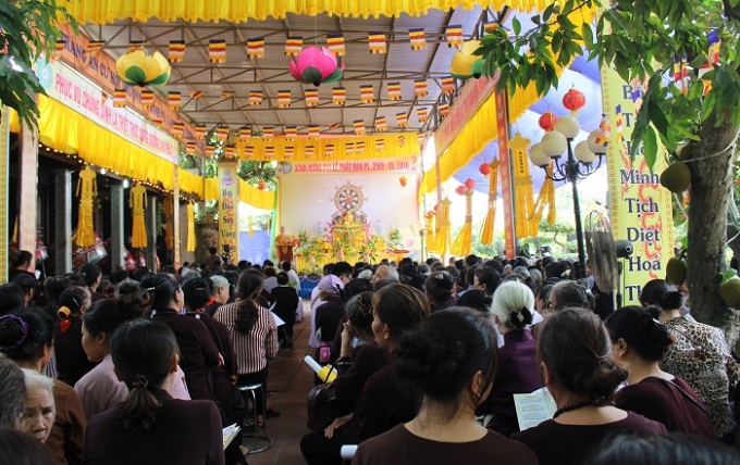 To&agrave;n cảnh Đại lễ Phật đản 2560 tại ch&ugrave;a Vũ Lăng.