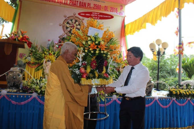 Đại diện UBND huyện Thanh Oai trao lẵng hoa ch&uacute;c mừng Đại lễ Phật đản.