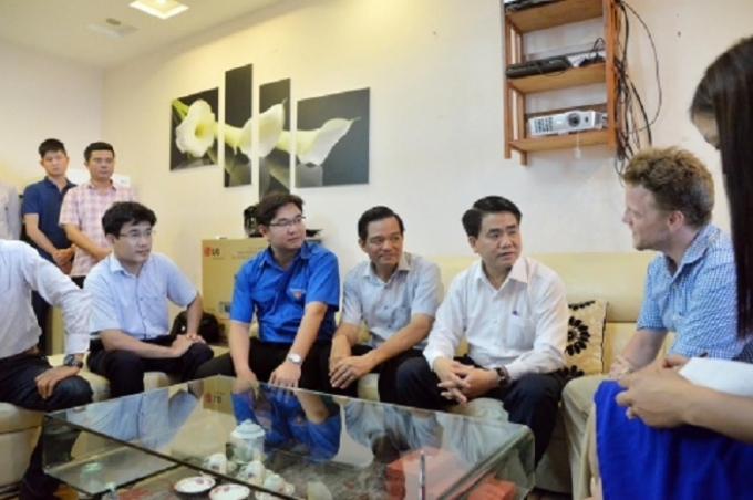 Chủ tịch Nguyễn Đức Chung gửi lời cảm ơn tới James v&agrave; cộng sự của anh.