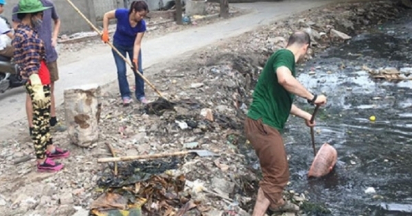 Chủ tịch UBND thành phố Hà Nội biểu dương “ông Tây dọn rác”