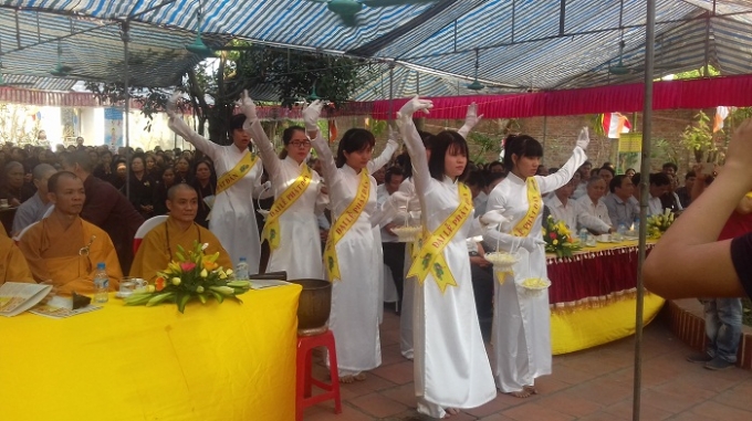 Nghi thức d&acirc;ng hoa tại lễ Phật Đản.