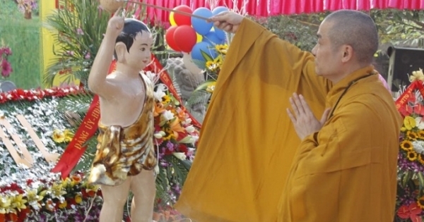 Hà Nội: Phật tử "đội nắng" chờ đến lượt "tắm Phật"