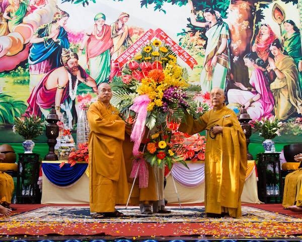 Ban trị sự GHPGVN TP.HCM tặng hoa ch&uacute;c mừng Phật đản tới Ban tri sự Phật gi&aacute;o Q.10