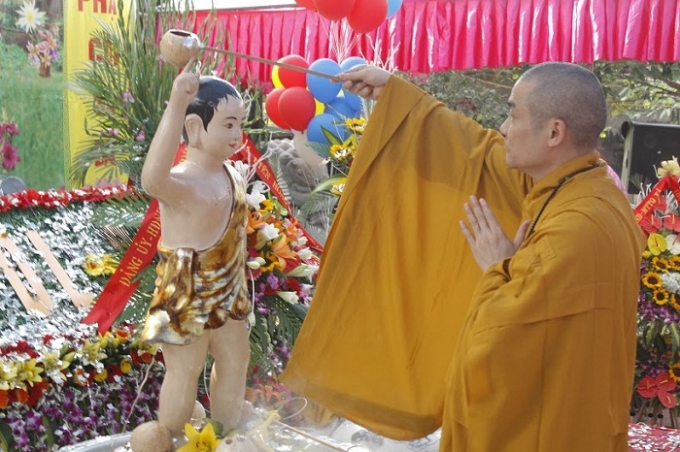 Lễ mừng Phật đản ở ch&ugrave;a Thụy Ứng, H&agrave; Nội.