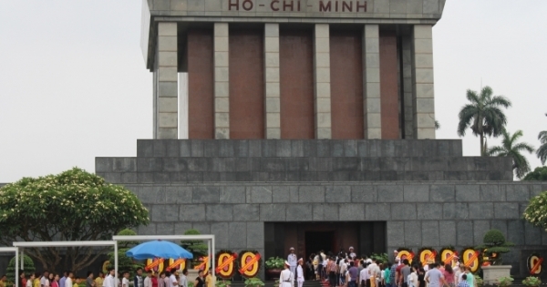 Hà Nội: Hàng ngàn người xếp hàng vào viếng lăng Chủ tịch Hồ Chí Minh