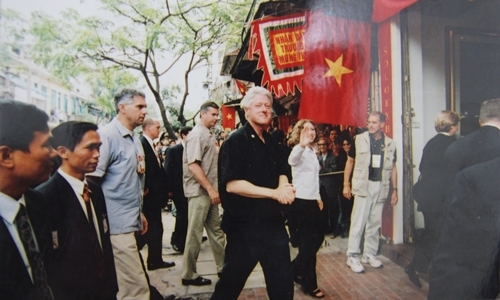 C&aacute;c c&aacute;n bộ, chiến sĩ Cảnh vệ Việt Nam phối hợp với mật vụ Mỹ bảo vệ tổng thống Clinton trong chuyến thăm H&agrave; Nội năm 2000 (Ảnh: Thượng t&aacute; V&otilde;&nbsp;Xu&acirc;n Quang cung cấp).