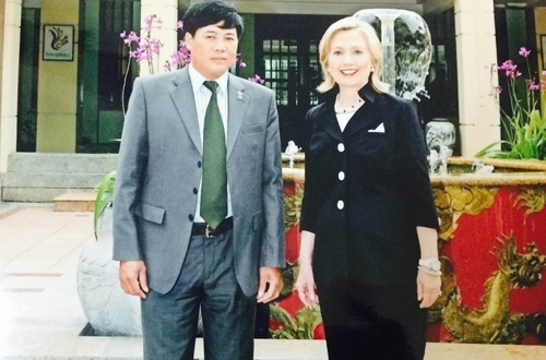 B&agrave; Clinton chụp ảnh c&ugrave;ng sĩ quan cảnh vệ V&otilde; Xu&acirc;n Quang trong chuyến thăm Việt Nam năm 2000 (Ảnh: Thượng t&aacute; V&otilde; Xu&acirc;n Quang cung cấp).