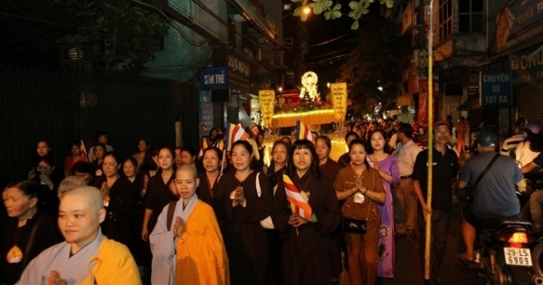 Hà Nội: Hàng ngàn phật tử Chùa Trấn Quốc hoan hỉ kính mừng Phật đản