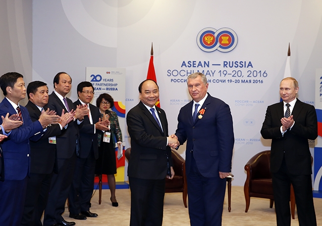 Thủ tướng trao hu&acirc;n chương cho Chủ tịch tập đo&agrave;n dầu kh&iacute; Rosneft.