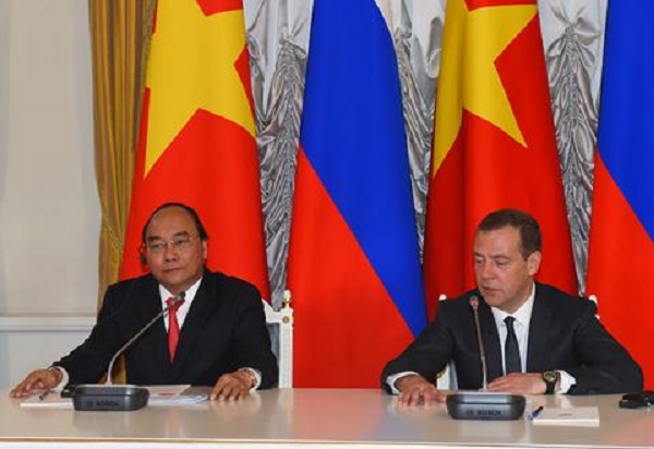 Thủ tướng Nguyễn Xu&acirc;n Ph&uacute;c trong buổi họp b&aacute;o với Thủ tướng Nga Medvedev.