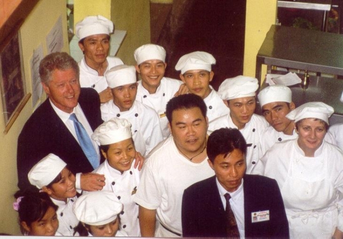 Tổng thống Mỹ Bill Clinton chụp ảnh kỷ niệm với nh&acirc;n vi&ecirc;n nh&agrave; h&agrave;ng KOTO (Ảnh: Nh&agrave; h&agrave;ng cung cấp).