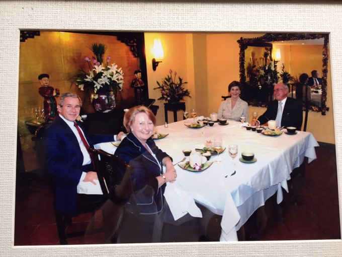 Vợ chồng Tổng thống Bush v&agrave; vợ chồng Thủ tướng &Uacute;c Howard ăn tối tại nh&agrave; h&agrave;ng Tib (Ảnh: Nh&agrave; h&agrave;ng cung cấp).